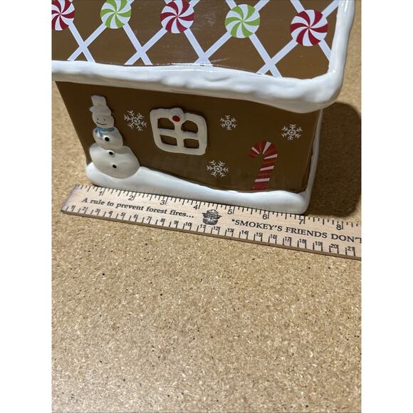 TARGET Room Essentials Gingerbread House Coin Bank – 2011 Target – 6x7x5 - Picture 8 of 9